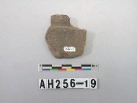 藏品(黑色細砂陶口緣殘件)的圖片